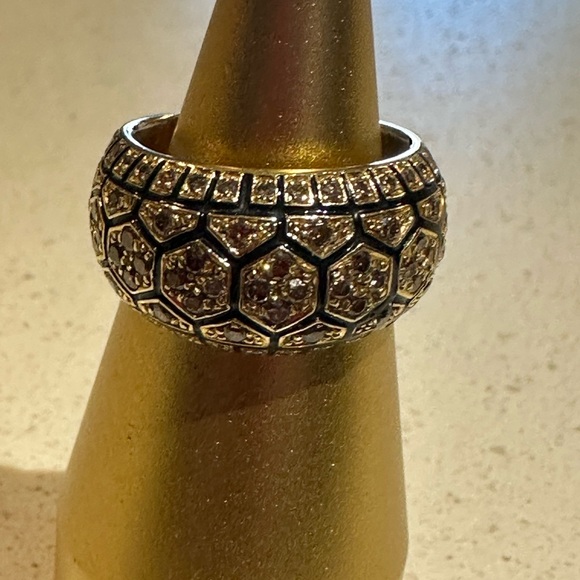 Roberto Coin 1.05 Carat Champagne
Diamonds black Enamel yellow gold band ring. - Picture 9 of 10